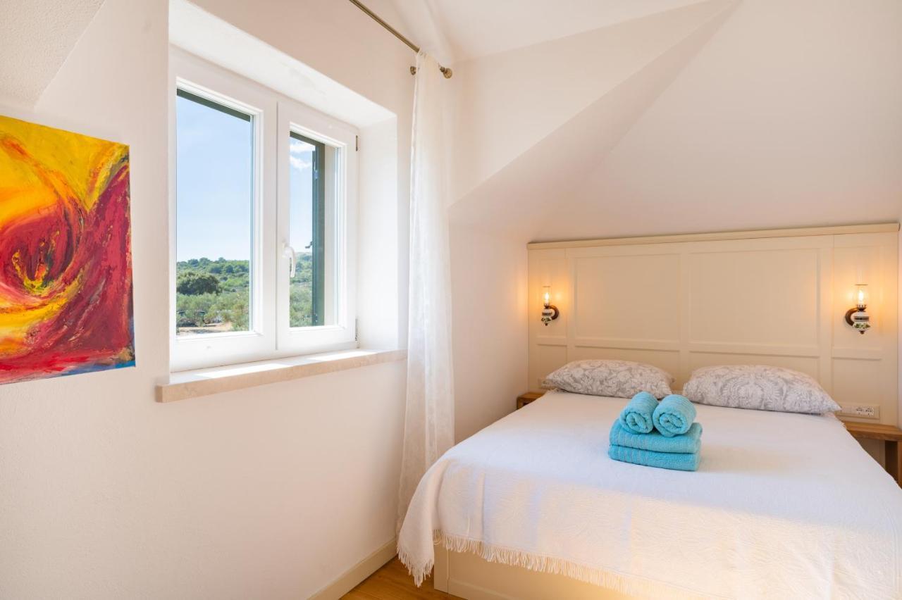 ポヴィヤ Olive Park House Bracヴィラ エクステリア 写真